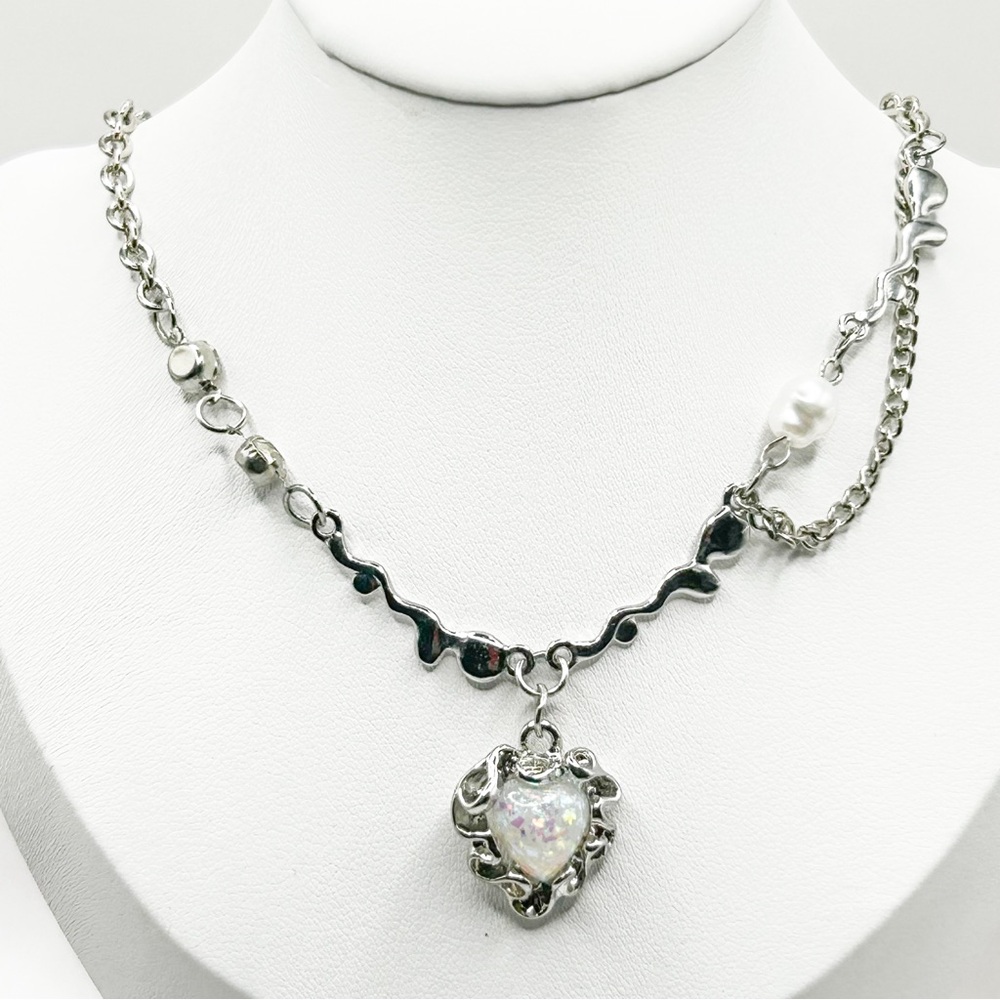 NWT stainless steel white Heart necklace 18”